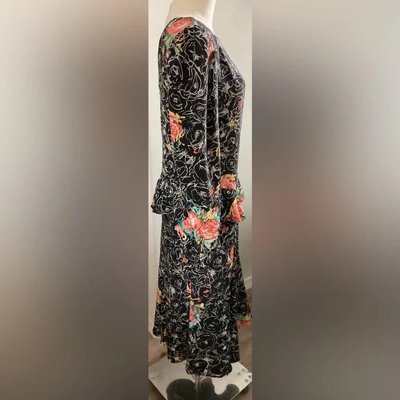 Black and White Sheath Dress with Cuffed Long Sleeves - Picture 4 of 8